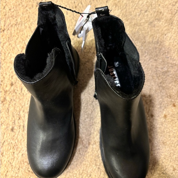 Black boots with fur on the inside - Picture 2 of 4